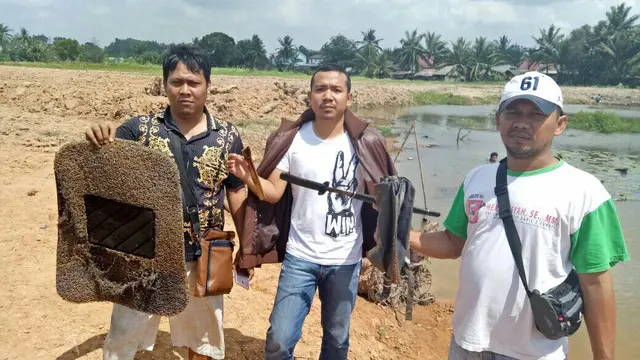 Anggota Polres Banyuasin mendapatkan barang bukti yang dibuang tersangka ke kolam pemancingan sedalam 8 meter (Liputan6.com / ist - Nefri Inge)