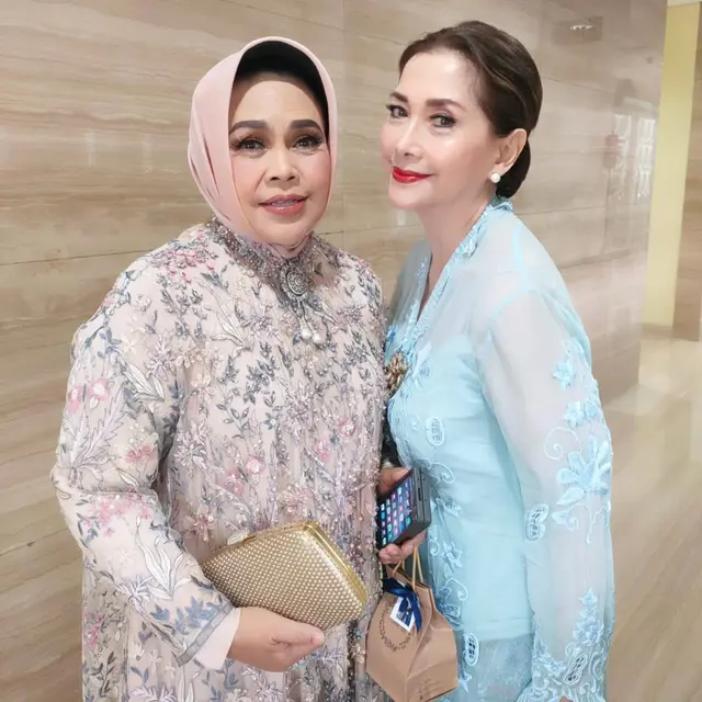 8 Model Gamis Brokat Hetty Koes Endang, Elegan di Setiap Momen