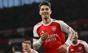 Gelandang Arsenal asal Jerman, nomor punggung 29 Kai Havertz, merayakan gol pembuka dalam pertandingan Liga Inggris antara Arsenal dan Burnley di Stadion Emirates di London pada 18 Mei 2026. (Glyn KIRK/AFP)