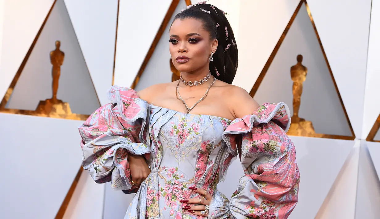 Penyanyi Andra Day berpose untuk fotografer di karpet merah Piala Oscars 2018 di Dolby Theatre, Los Angeles, Minggu (4/3). Andra Day tampil  glamor dalam balutan gaun off-shoulder bermotif floral rancangan Zac Posen. (Jordan Strauss/Invision/AP)