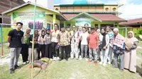 Pj Gubernur Sulbar Bahtiar Baharuddin bersama mahasiswa UGM yang melaksanakan KKN di Polman (Foto: Liputan6.com/Istimewa)