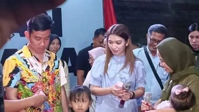 12 OOTD Selvi Ananda yang Anti Membosankan Meski Sering Kenakan Outfit Serba Biru Selama Dukung Gibran Jadi Cawapres 2024