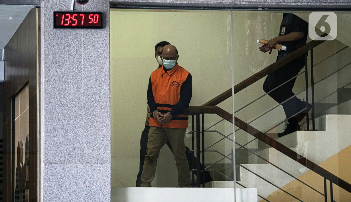 Kepala KPP Pratama Bantaeng Wawan Ridwan usai menjalani pemeriksaan di Gedung KPK, Kamis (11/11/2021). Wawan menjadi tersangka terkait pengembangan perkara dugaan korupsi perpajakan dengan terdakwa mantan pejabat Dirjen Pajak Kemenkeu Angin Prayitno Aji. (Liputan6.com/Faizal Fanani)