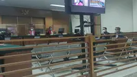 Sidang perkara kasus pemerasan perusahaan jasa titipan PT Sinergi Karya Kharisma (SKK) dan PT Eldina Sarana Logistik (ESL) dengan terdakwa Qurnia Ahmad Bukhari, mantan Kabid Pelayanan dan Fasilitas Pabean dan Cukai Bandara Soekarno-Hatta (Soetta). (Dok. Liputan6.com/Pramita Tristiawati)