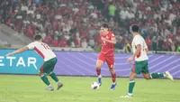 Striker Timnas Indonesia, Micthell Baker, tampil apik saat melawan Bangladesh dalam laga terakhir Grup A FIFA ASEAN Cup 2026 di Stadion Utama Gelora Bung Karno, Jakarta, Kamis (1/10/2026). (Bola.com/Budy Santoso)