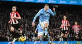 Pemain Manchester City Erling Haaland mencetak gol ke gawang Brentford pada laga Liga Inggris 2023/2024 di Stadion Etihad, Manchester, Inggris, Rabu (21/2/2024) dini hari WIB.  (AFP/Paul Ellis)