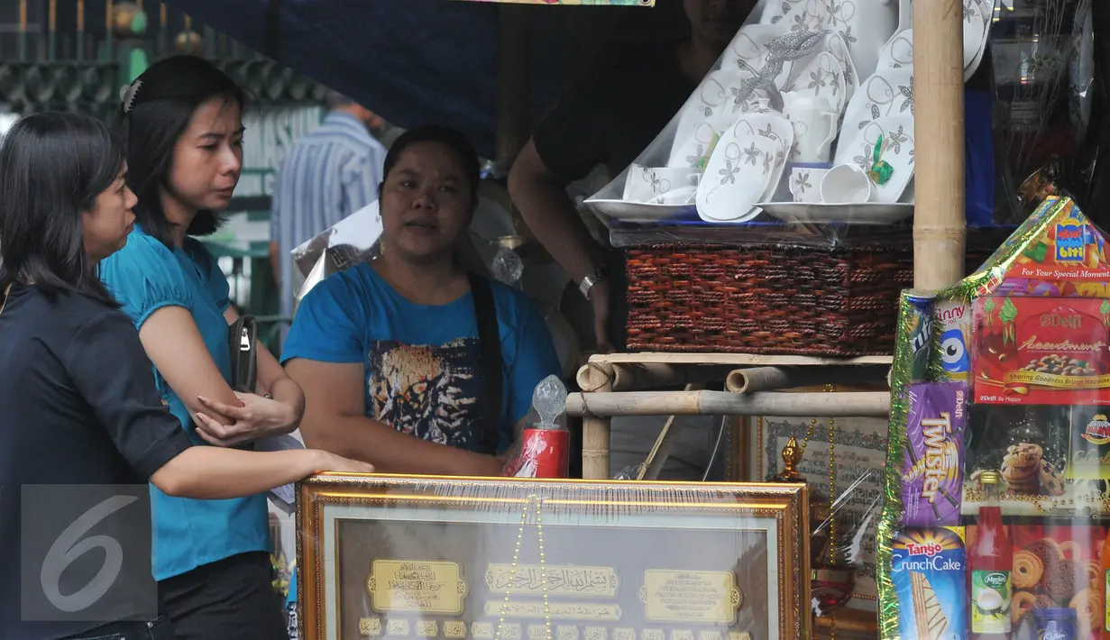 Calon pembeli melihat-lihat parcel Lebaran yang dijajakan di kawasan Cikini, Jakarta, Selasa (7/7/2015). Menjelang Lebaran,  penjualan parcel yang biasanya meningkat justru mengalami penurunan. (Liputan6.com/Herman Zakharia) 
