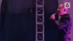 Penyanyi Marcell saat tampil dalam konser yang bertajuk 'rindu kamu yang dulu' di The Pallas SCBD, Jakarta, Jumat (14/2/2020). Dalam penampilannya, Marcell membawakan 10 lagu seperti Satu Mimpiku, Jangan Pernah Berubah, dan Hanya Memuji. (Liputan6.com/Faizal Fanani)