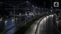 Suasana sepi saat diberlakukannya Car Free Night dan Crowd Free Night di Jalan Sudirman-MH Thamrin, Jakarta (31/12/2020). Jalan Sudirman-MH Thamrin ditutup pada malam pergantian tahun untuk mencegah kerumunan warga. (Liputan6.com/Johan Tallo)