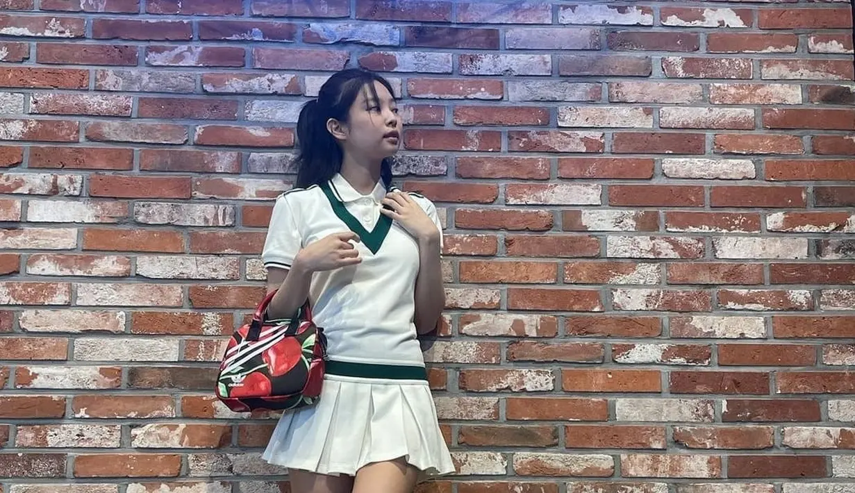 <p>Nonton konser dengan sporty look tidak ada salahnya, karena look satu ini membuatmu terlihat fresh dan stylish. [instagram/jennierubyjane]</p>