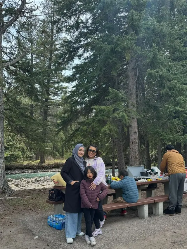 Cindy Fatikasari dan keluarga di Kanada (Instagram/cindyfatikasari18)