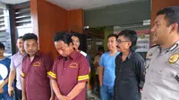 Medi dan Gugun yang ditangkap anggota Polsek SU 1 Palembang usai mengeroyok rekan seprofesinya hingga tewas (Liputan6.com / Nefri Inge)