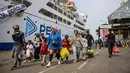 Angka ini mengalami kenaikan 17,40 persen dari total penumpang masa Angkutan Lebaran 2025. Tampak dalam foto, para penumpang berjalan meninggalkan kapal di pelabuhan Perak, Surabaya, Jawa Timur pada Minggu 15 Maret 2026. (JUNI KRISWANTO/AFP)