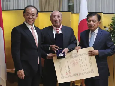 Pengusaha, Sofjan Wanandi (tengah) berfoto bersama dengan Wapres Jusuf Kalla dan Dubes Jepang Yasuaki Tanizaki saat menerima penghargaan 'The Order of Rising Sun, Gold and Silver Star' di Kedubes Jepang, Jakarta, Selasa (1/12). (Liputan6.com/Angga Yuniar)