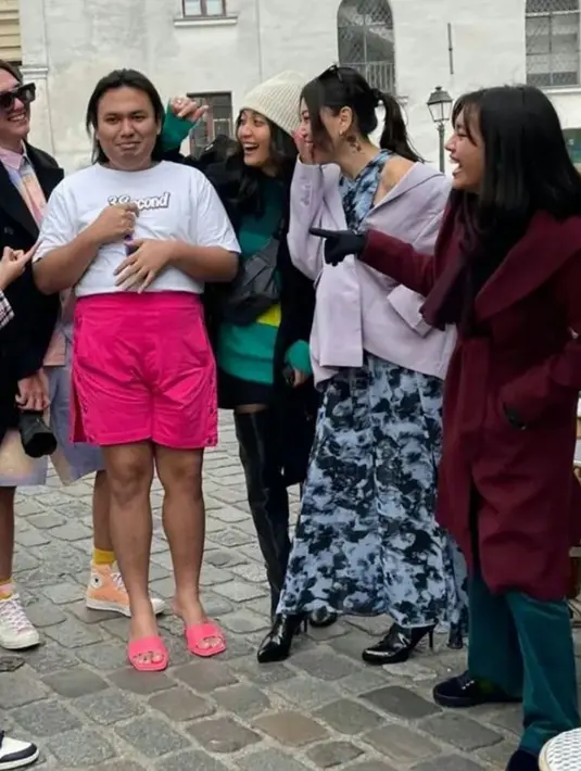 Anak semata wayang Ariel NOAH ini memang memiliki sisi humoris. Saat melihat penampilan nyentrik Keanu, Alleia tersenyum lebar. Momen Alleia berbaur dengan selebritas ini membuat aura bintangnya kian terpancarkan. (Liputan6.com/IG/_iiiiintan)