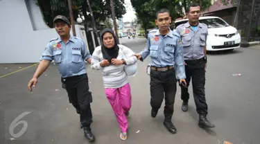 Petugas Dinas Sosial menertibkan wanita yang diduga pengemis di kawasan Pasar Minggu, Jakarta, Rabu (8/3). (Liputan6.com/ Immanuel Antonius)