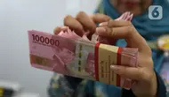 Teller menghitung mata uang rupiah di bank, Jakarta, Rabu (22/1/2020). Gubernur Bank Indonesia Perry Warjiyo mengatakan penguatan nilai tukar rupiah yang belakangan terjadi terhadap dolar Amerika Serikat sejalan dengan fundamental ekonomi Indonesia dan mekanisme pasar. (Liputan6.com/Angga Yuniar)