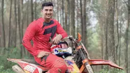 Melalui akun Instagram pribadinya, Ali Syakieb terlihat sering mengarungi hutan maupun perbukitan saat melakukan olahraga motor trail. Penampilannya dengan motor kesayangannya ini pun sering kali curi perhatian para netizen. (Liputan6.com/IG/@alisyakieb)