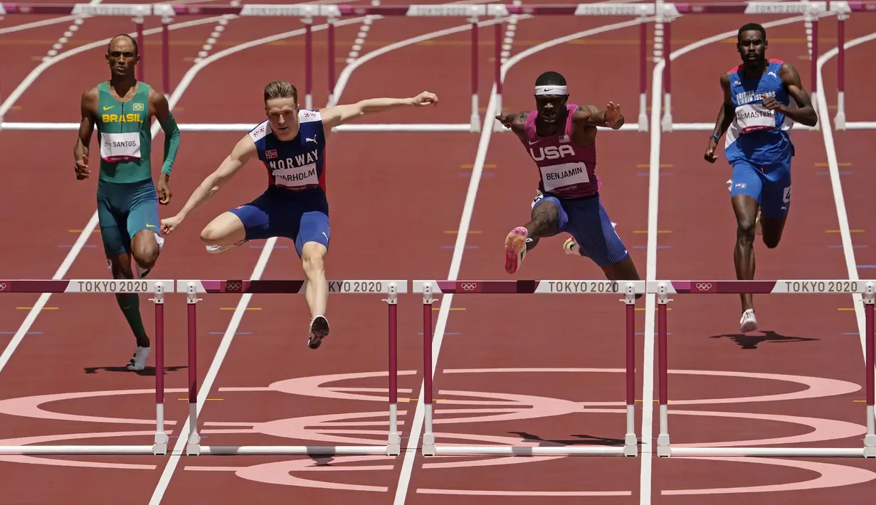 Sprinter berusia 25 tahun ini dengan demikian bisa melewati catatan waktu terbaiknya saat tampil di babak semifinal 1 Agustus 2021. Ia sebelumnya mampu memecahkan rekor dunia lari gawang 400 meter dengan raihan waktu 46,70 detik. (Foto: AP/Charlie Riedel)