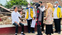 Presiden Jokowi meninjau SDN Sukamaju 1 di Desa Benjot, Kecamatan Cugenang, Kabupaten Cianjur yang rusak parah akibat gempa. (Foto: Laily Rachev - Biro Pers Sekretariat Presiden)