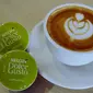 Barista membuat latte art di secangkir cappuccino, (30/3). (Liputan6.com/Gempur M Surya)