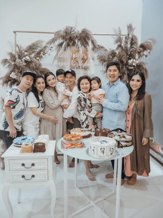 7 Potret Pesta Ulang Tahun Glenn Alinskie, Perut Chelsea Olivia Curi Perhatian