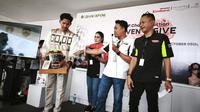 Helm yang ditandatangani Valentino Rossi dilelang pada MotoGP Indonesia 2025. (Pertamina Lubricants)