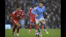 Pemain Manchester City, John Stones (kanan) mengontrol bola dibayangi pemain Bayern Munchen, Jamal Musiala, dalam pertandingan leg pertama perempat final Liga Champions 2022/2023 di Etihad Stadium, Rabu (11/4/2023). John Stones dinobatkan sebagai pemain terbaik dalam lagi ini setelah dirinya benar-benar membuat penampilan City sangat stabil ketika menyerang maupun bertahan. Stones tercatat mengirim dua operan kunci dan memberi satu assist untuk gol Haaland. (AFP/Oli Scarff)