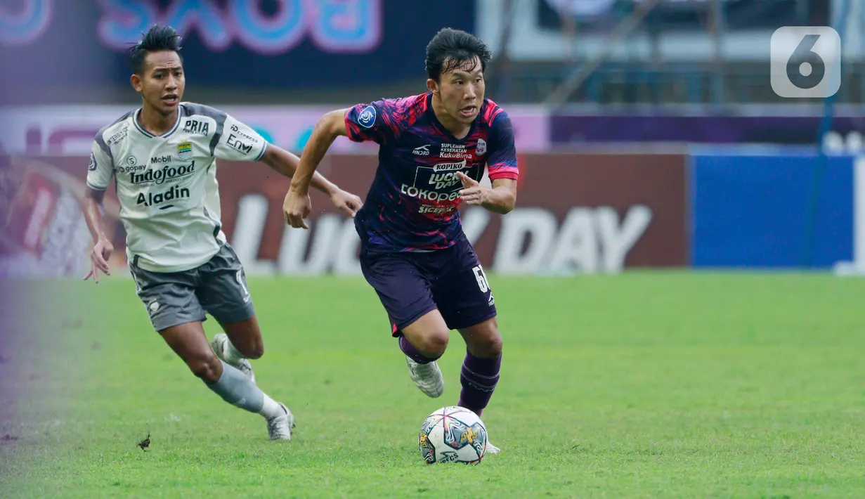 Pemain Persib Bandung, Beckham Putra, mengejar pemain RANS Nusantara FC, Mitsuru Maruoka, pada laga pekan ke-25 BRI Liga 1 di Stadion Pakansari, Bogor, Minggu (19/2/20023). Sementara itu, RANS Nusantara masih terpuruk di dasar klasemen dengan 17 poin. (Bola.com/M Iqbal Ichsan)