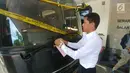 Kondisi bus rombongan umrah calon wali kota Bogor Bima Arya yang dilempari batu di Tol Jagorawi, Bogor, Jawa Barat, Sabtu (17/2). Pelaku mengira bus tersebut ditumpangi Jakmania karena rombongan memakai syal oranye. (Liputan6.com/HO/Polres Bogor)