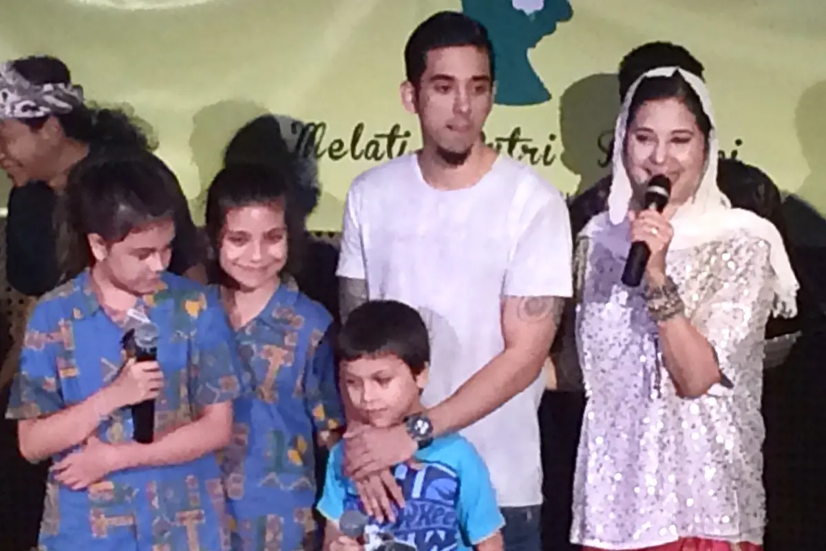 [Bintang] Ayu Azhari dan Anak-anaknya