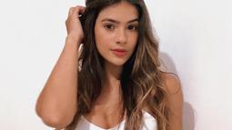 Raiane Lima saat berpose mengenakan bra putih sambil merapikan rambutnya. Raiane kerap membagikan fotonya yang seksi ke Instagram. keseksian Raiane seperti membius mata orang yang memandangnya. (Instagram/raianelima8)