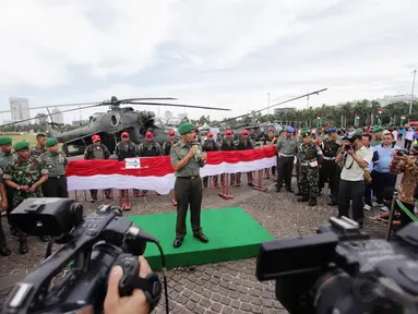 Wakil KSAD Letjen TNI M Munir membuka pameran alat utama sistem persenjataan (alutsista) di kawasan Monas, Jakarta, Jumat (12/12/2014). (Liputan6.com/Faizal Fanani)