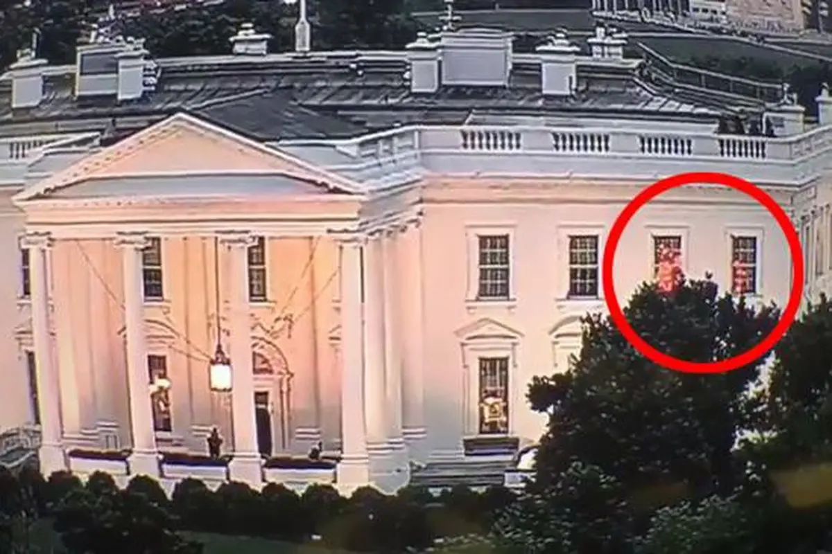 Cahaya merah misterius dari Gedung Putih yang ditempati Presiden AS Donald Trump. (Twitter)