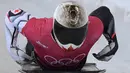 Barrett Martineau dari Kanada mengikuti sesi latihan balap kereta salju pada Olimpiade Musim Dingin Pyeongchang 2018 di Olympic Sliding Center di Pyeongchang, Korsel (21/2).  Barrett memakai helm dengan design Serigala. (AFP Photo/Mohd Rasfan)