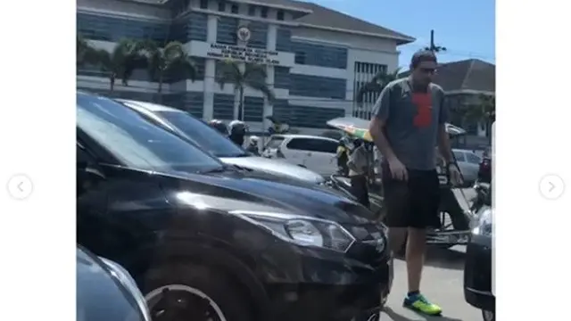 aksi bule urai kemacetan di makassar