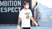 Striker Barcelona, Lionel Messi, dengan menggunakan masker dan sarung tangan tiba di Pusat Latihan Barcelona, Rabu (7/5/2020). Para pemain melakukan tes Covid-19 sebelum menjalani latihan secara penuh. (AFP/Miguel Ruiz)