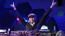 DJ Winky mengangkat kedua tangannya saat beraksi di Clear Black Party, Jakarta. Foto diambil pada Jumat (14/11/2014) (Liputan6.com/Panji Diksana)