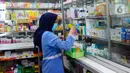 Pegawai mengumpulkan sejumlah obat sirup yang mengandung paracetamol di Apotek Prima Husada, Cinere, Depok, Jawa Barat, Kamis (20/10/2022). Kementerian Kesehatan menginstruksikan seluruh apotek untuk sementara tidak menjual obat bebas dalam bentuk sirup anak kepada masyarakat akibat adanya lebih dari  200 kasus gangguan ginjal akut misterius yang menyerang anak di Indonesia. (merdeka.com/Arie Basuki)