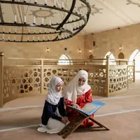 Ilustrasi Islami, muslimah, mengaji, membaca Al-Qur'an. 9Foto oleh Alena Darmel: https://www.pexels.com/id-id/foto/wanita-gadis-duduk-putih-8164752/)