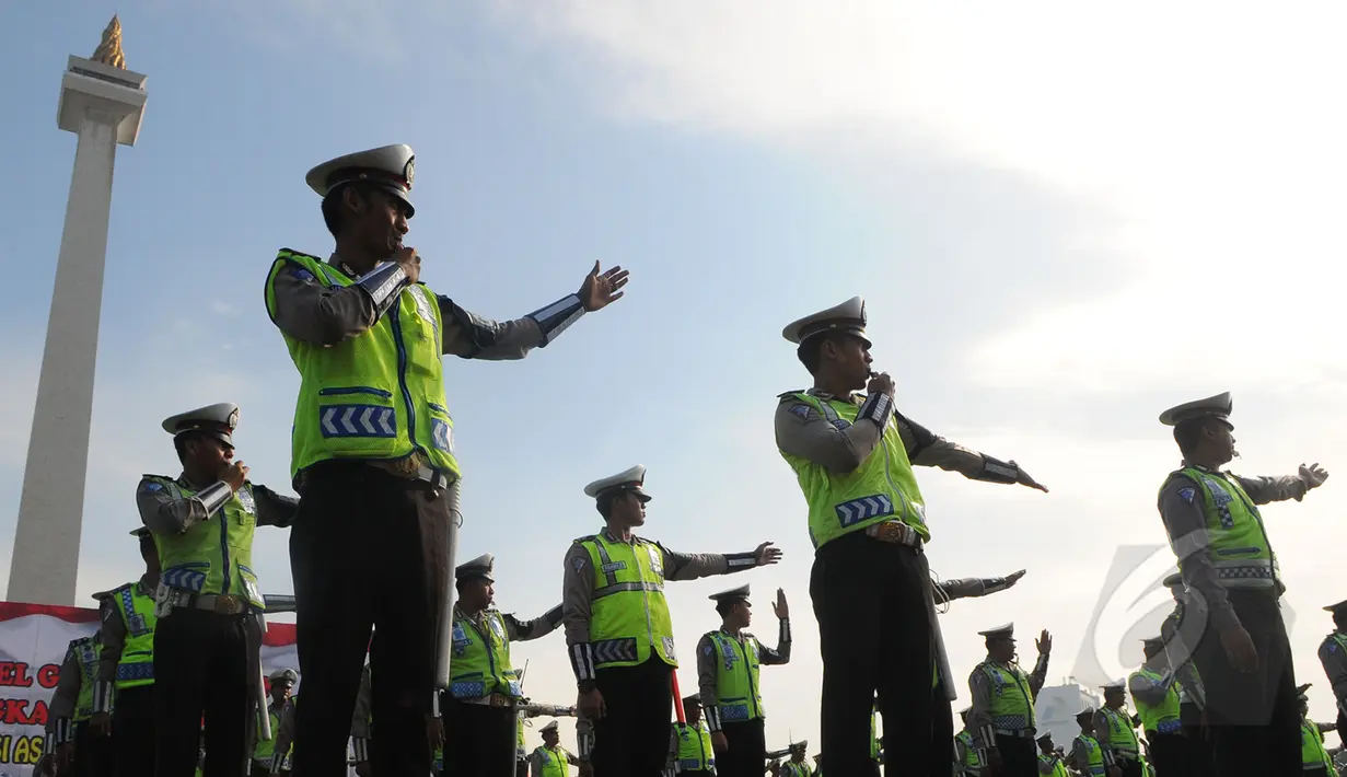 Sejumlah anggota kepolisian mengikuti apel gelar pasukan di Kawasan Monas, Jakarta,  Rabu (8/4/2015). Polda Metro Jaya menerjunkan 4.236 personel untuk mengamankan pelaksanaan Peringatan KAA. (Liputan6.com/Herman Zakharia)