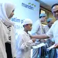 Direktur Utama Bank Mandiri Kartika Wirjoatmodjo tengah memberikan bingkisan Ramadan kepada sejumlah anak yatim di Jakarta, Minggu (11/6). Santunan ini sebagai bentuk empati dan wahana berbagi kebahagiaan di bulan Ramadan. (Liputan6.com/Angga Yuniar)