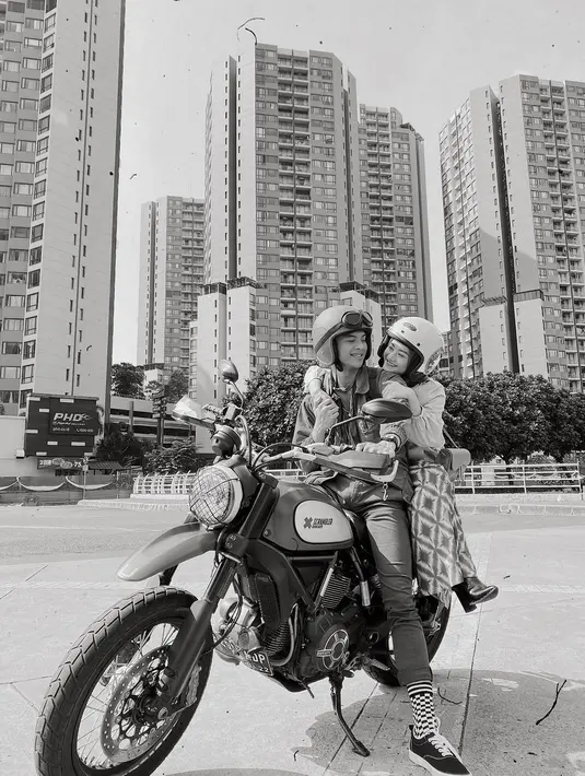 "Siapa tau rezekinya di mana aku nggak boleh larang. Ya selama nggak ganggu fisik dan sekolahnya," jawab Rey Mbayang. "Ya yang penting bahagia Shakanya di jalan Allah," timpal Dinda Hauw.
 (Instagram/dindahw)