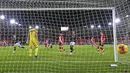 Pemain Aston Villa Ross Barkley (kiri) mencetak gol ke gawang Southampton pada pertandingan Liga Inggris di Stadion St. Mary, Southampton, Inggris, Sabtu (30/1/2021). Aston Villa menang 1-0. (Michael Steele/Pool via AP)