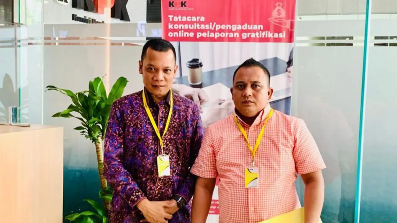 Mantan Sekretaris DPRD Riau Muflihun datang ke KPK dan menyatakan siap menjadi whistleblower dalam korupsi SPPD.