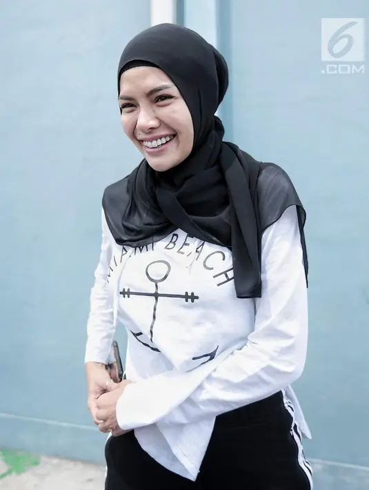 Artis Nikita Mirzani saat ditemui di kawasan Tandean, Jakarta, Selasa (11/9). Cerita pertama Nikita Mirzani mengaku diancam oleh mantan suaminya, Sajad Ukra, untuk menculik buah hati dari pernikahan mereka. (Liputan6.com/Faizal Fanani)
