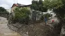 Petugas pemadam kebakaran menerima lebih dari 300 panggilan darurat di seluruh Yunani Utara, termasuk Thessaloniki dan Halkidiki. (AP Photo/Giannis Papanikos)
