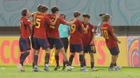 Selebrasi para pemain Timnas Spanyol U-17 setelah Quim Junyent (kedua kanan) mencetak gol pertama ke gawang Jepang U-17 dalam pertandingan babak 16 Besar Piala Dunia U-17 di Stadion Manahan, Solo, Senin (20/11/2023). (Bola.com/Arief Bagus)