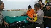 Salah satu komplotan pembunuh sopir taksi online di Palembang yang berhasil ditangkap. Anggota komplotan lainnya ditembak mati oleh polisi (Liputan6.com / Nefri Inge)