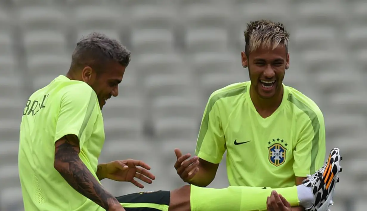 Skuat Selecao lebih banyak bercanda saat latihan jelang lawan Meksiko, Brasil, Senin (16/6/2014) (AFP Photo/VANDERLEI ALMEIDA)